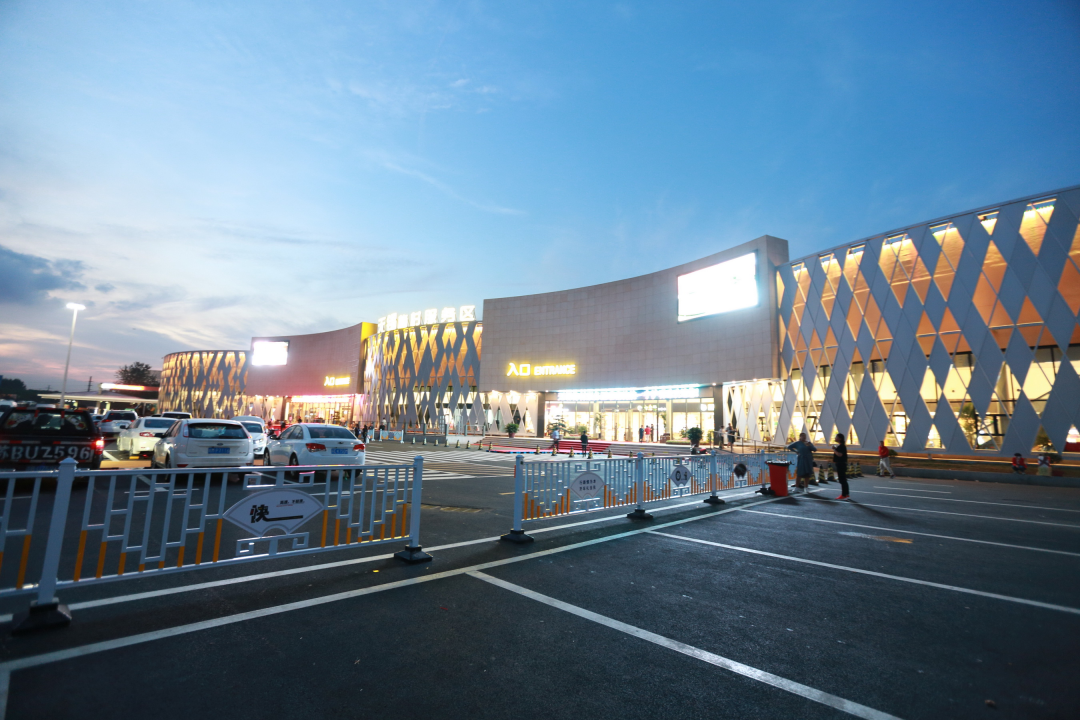 高速公路上建起的购物中心