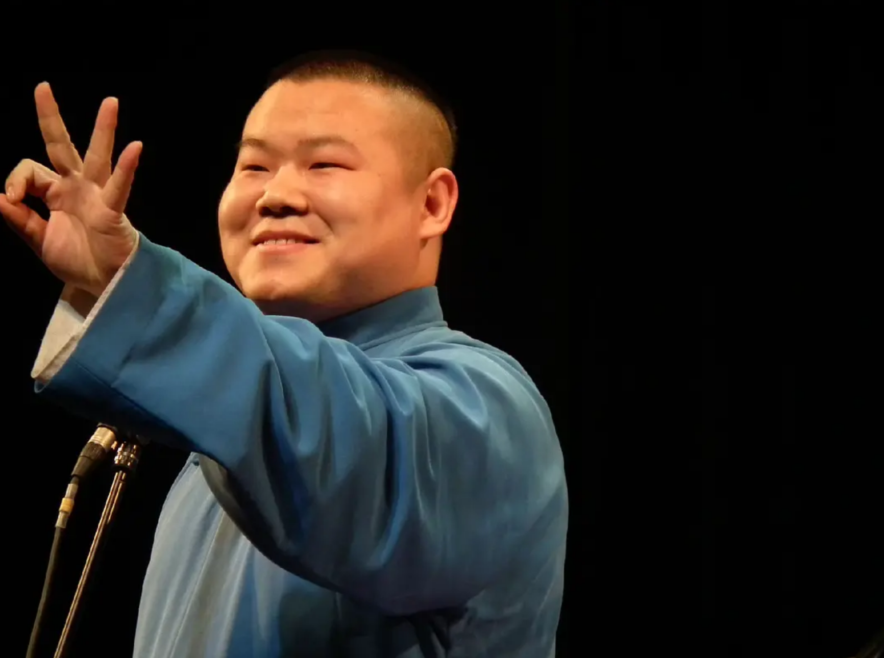 岳云鹏五个姐姐疼他女大学生帮他妻子扶他郭德纲捧他