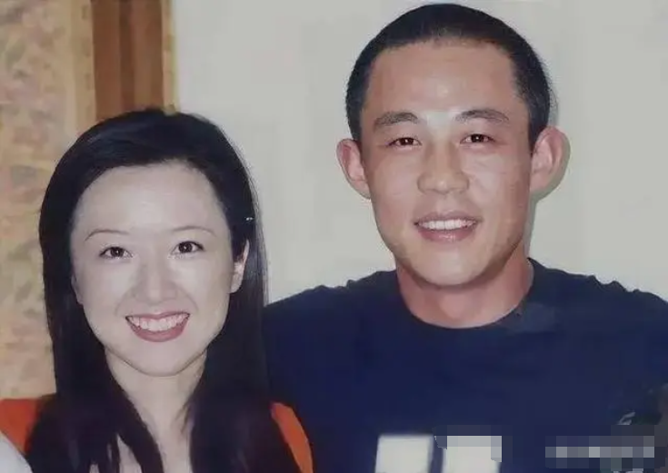 侯勇与第一任妻子是大学同学.志同道合,两人顺理成章结了婚.