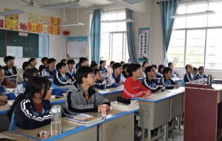 回顾男孩私藏女同桌录取通知书13年后送车道歉我是太喜欢你了