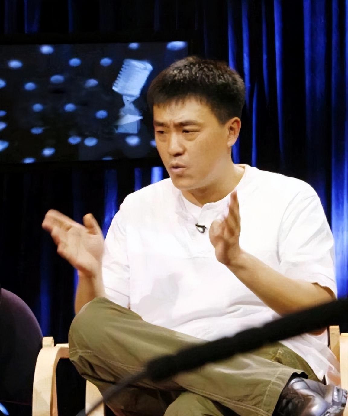 演员何冰为何结婚几十年零绯闻看看妻子是谁就知道了