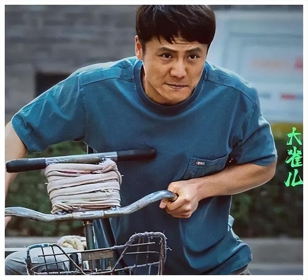 他是张嘉译的亲表弟被表哥用11部戏带红登上央视后走红扩大