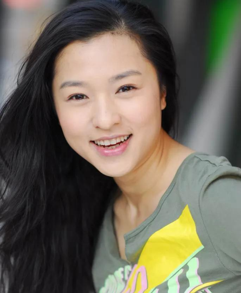 门前醒目的矗立着一尊女性雕塑,她的美冷峻典雅,却又散发着几分柔和