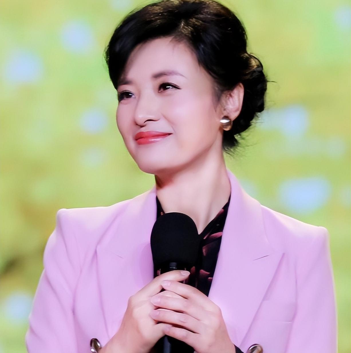 央视主持人周涛第一段婚姻让她痛苦第二段婚姻给她救赎