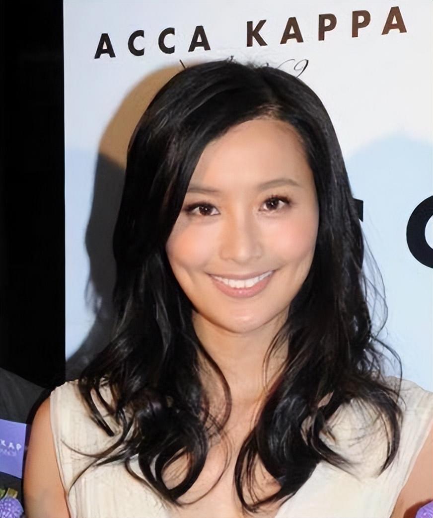 陈法拉官宣二胎从豪门弃妇到外交官夫人谁还记得她的陈年八卦