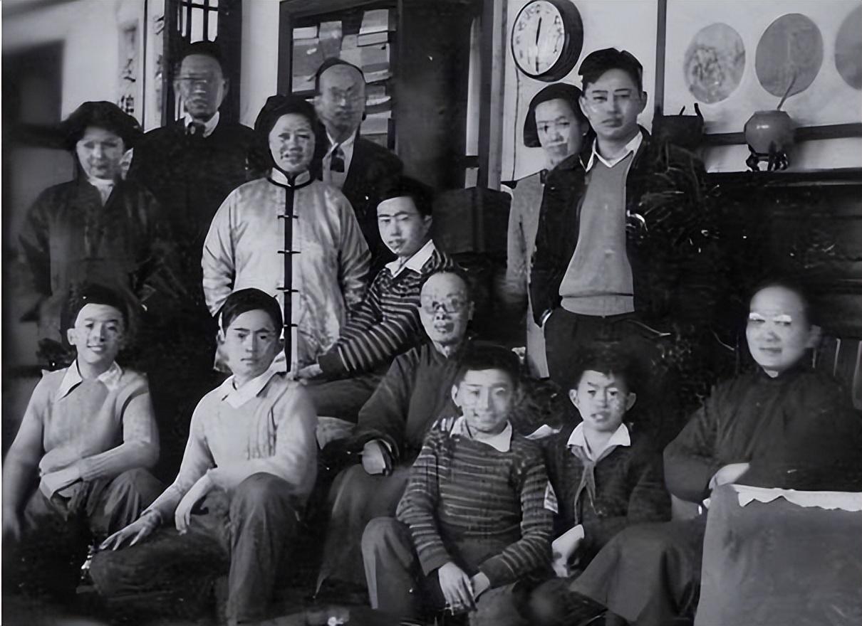 在这样的大环境下,没有任何的办法,张宗熲与妻子实在是受不了这样的