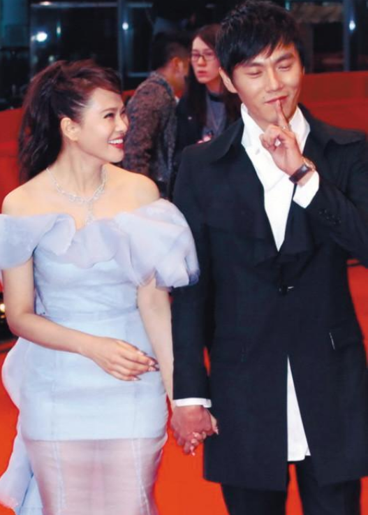 时辰已到事实证明娶了大自己十岁伊能静的秦昊结局早已注定