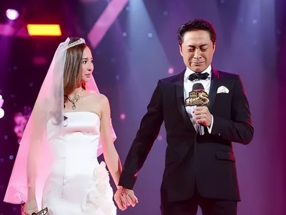 她清纯漂亮事业上升期嫁大21岁老公十年生一对儿子后突然离婚