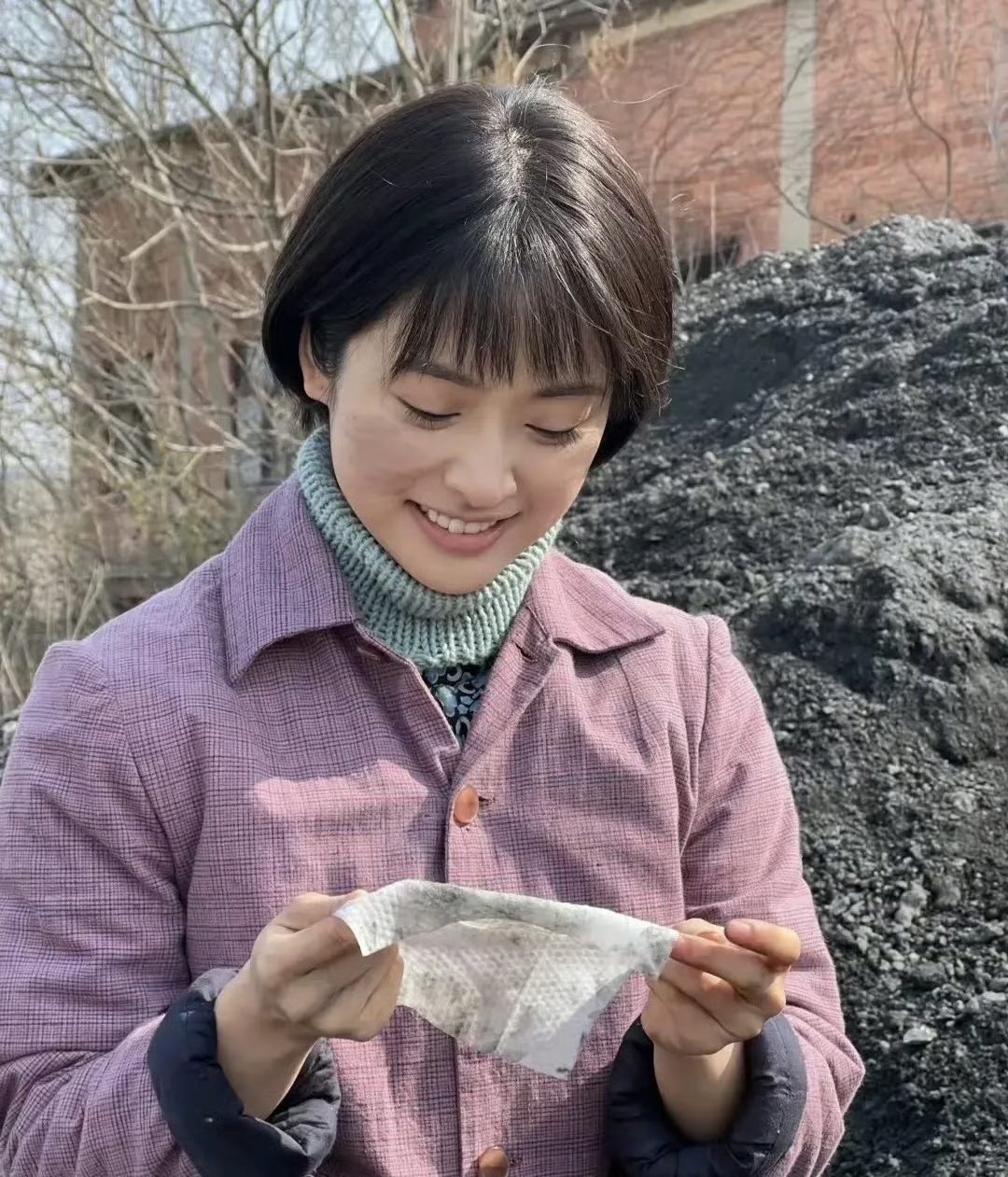 沈月短发好显小啊,年代戏造型太接地气了,眼神清澈气质纯真,非常有
