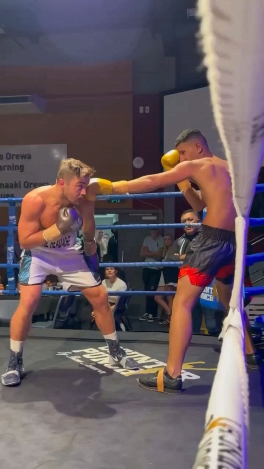 踢拳小伙挑战职业拳击比赛