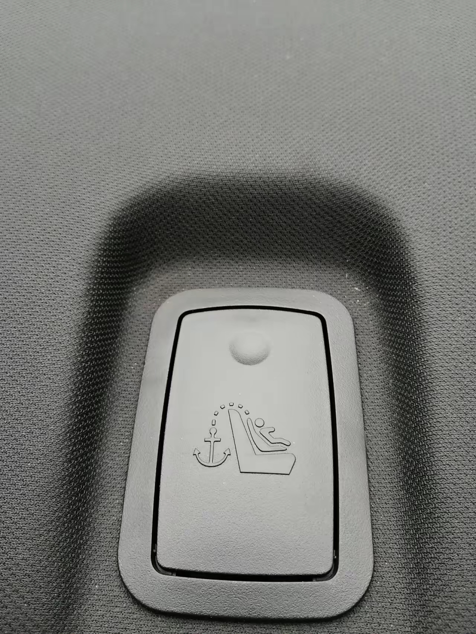 今天无意中发现我车子后排座椅上有这标志,是什么意思呢?求解.