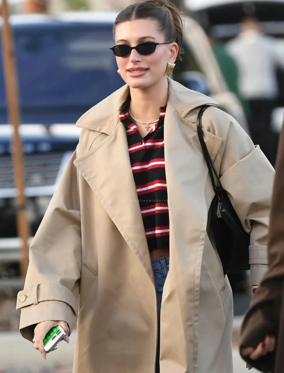 就像最近亮相街头的海莉·比伯(hailey bieber)就以一件卡其色风衣