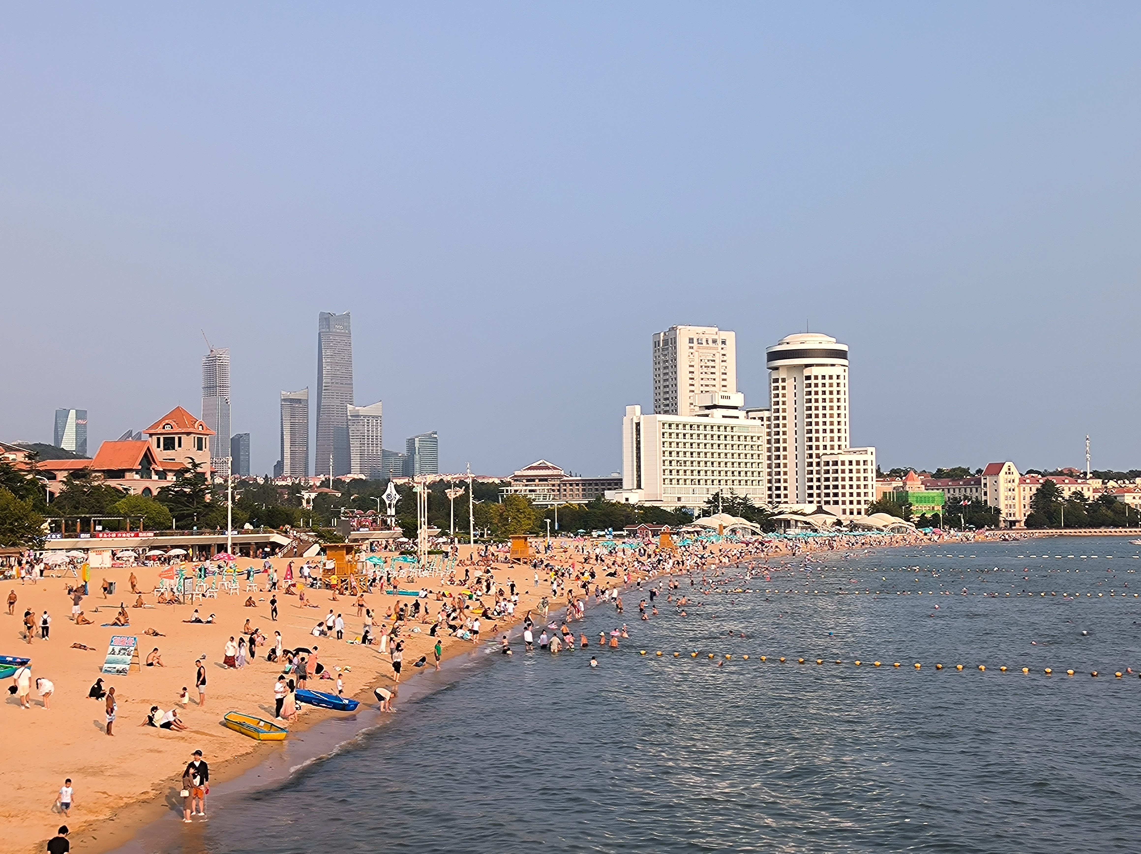 青岛的海水浴场被誉为是中国最美的海滩之一,果然名不虚传啊!