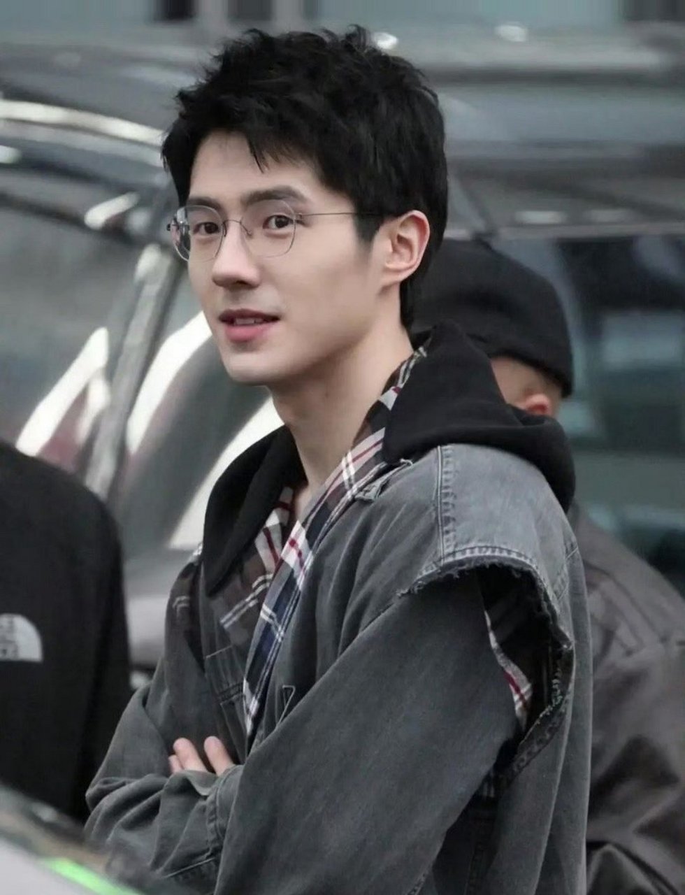 刘昊然 单眼皮黑白分明主冷静,谨慎. 耳薄骨硬反应力快,喜折腾.