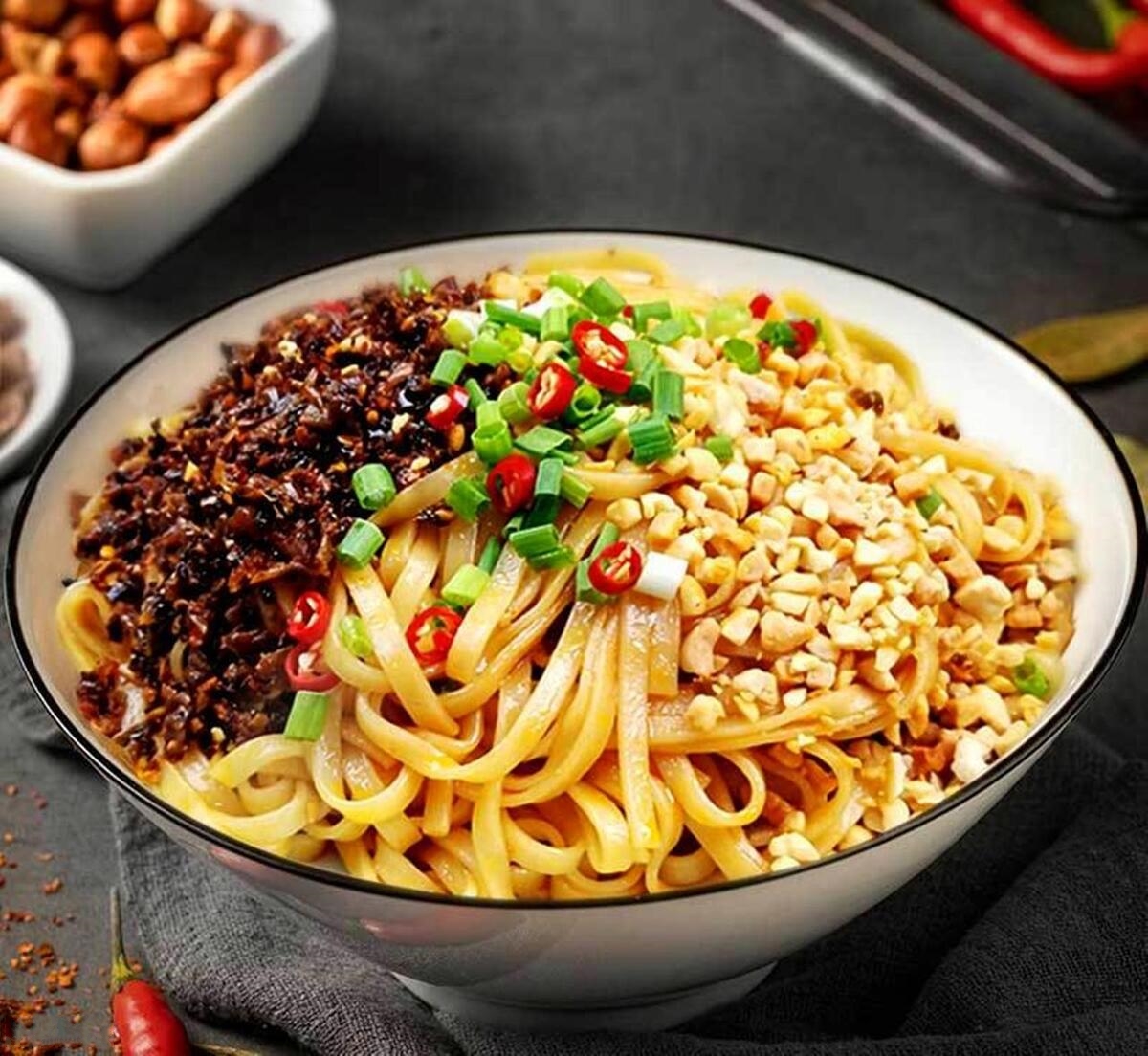 宜宾最有名的就是燃面,这种面油重无水,是真的可以点燃,因此得名