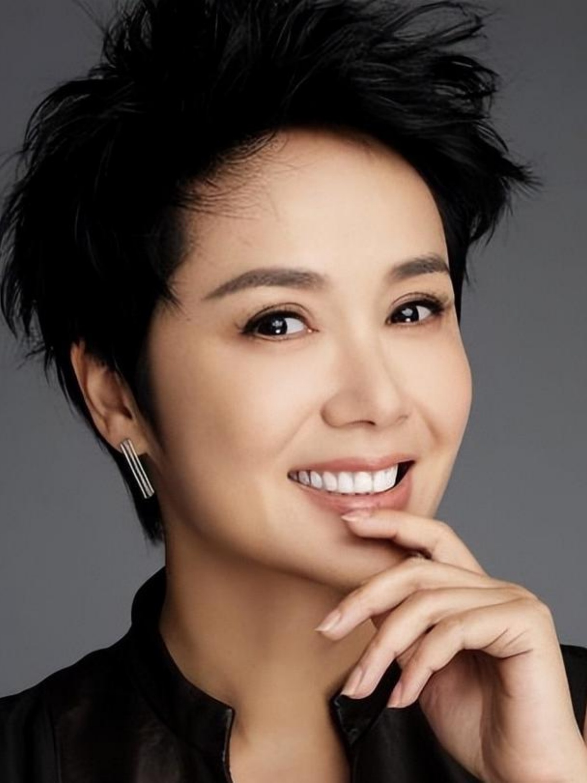 蒋雯丽在演艺事业上的卓越表现以及她在公益领域的积极贡献,使她