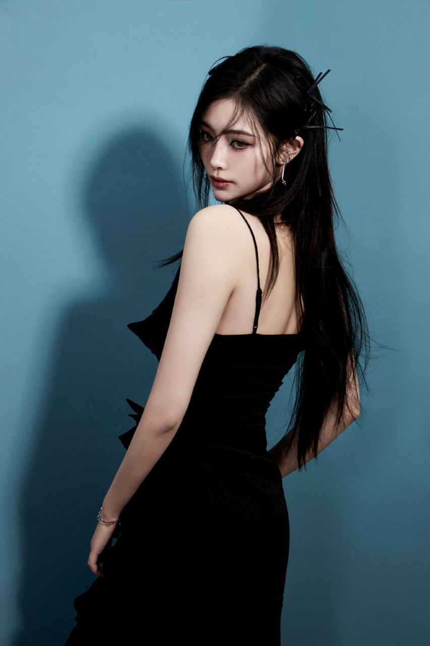 许佳琪# 百变kiki又来了,许佳琪的工作室是懂粉丝想看什么的.