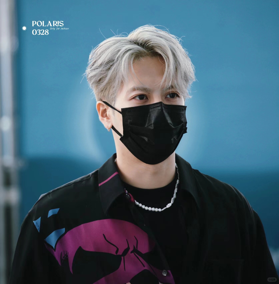 王嘉尔在首尔仁川机场现身啦!