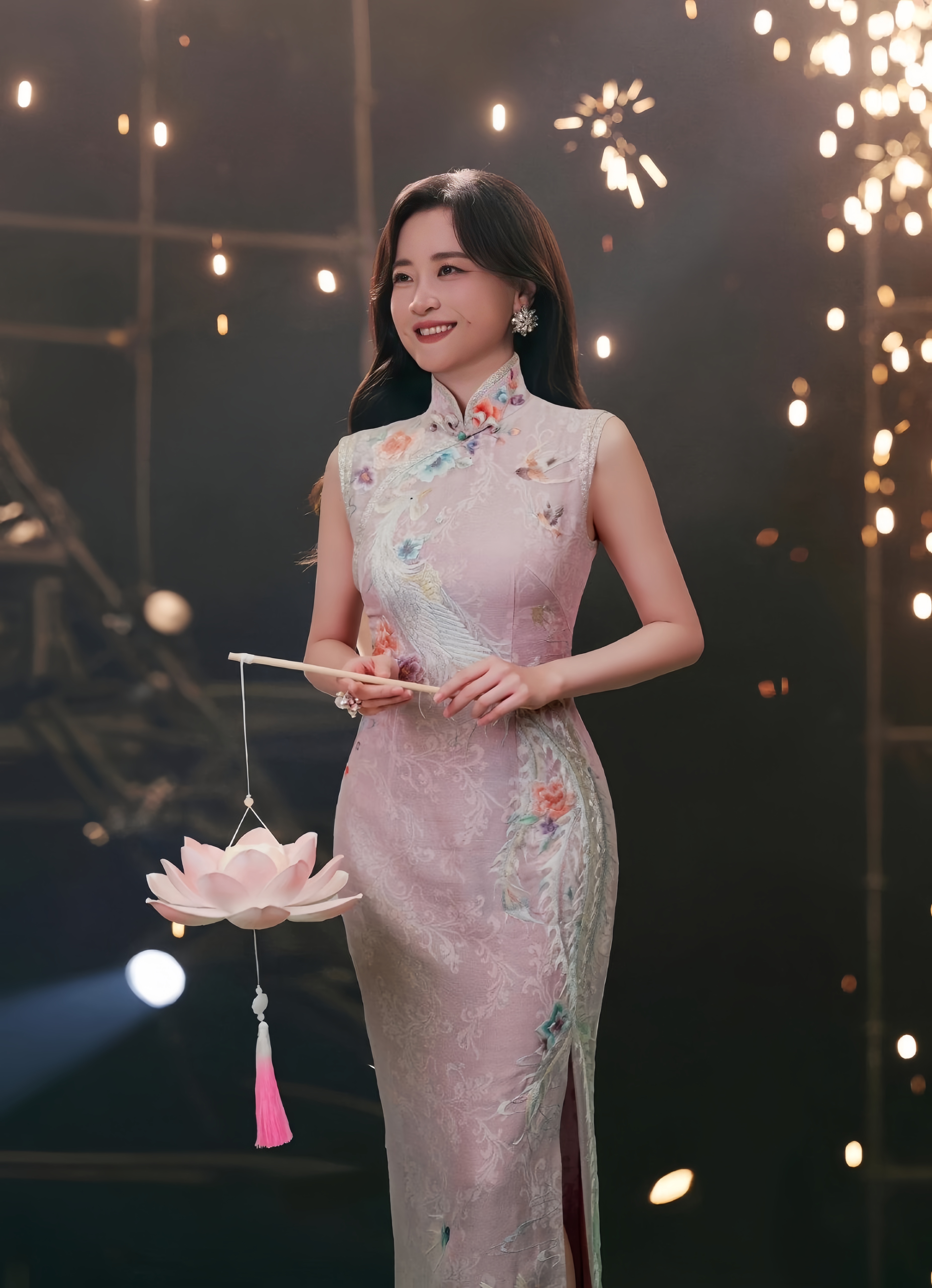 当贾玲换上旗袍,展现了一种别具一格的美丽,这种美丽既传统又现代,好