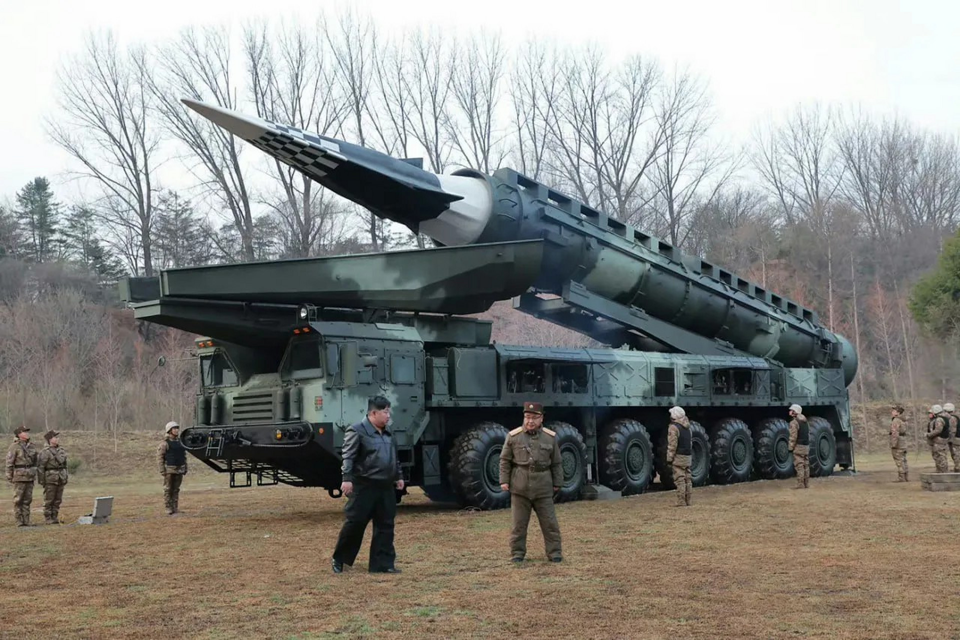 朝鲜媒体报道,朝鲜发射火星-16na(火星-16b)中远程弹道导弹,其弹头为