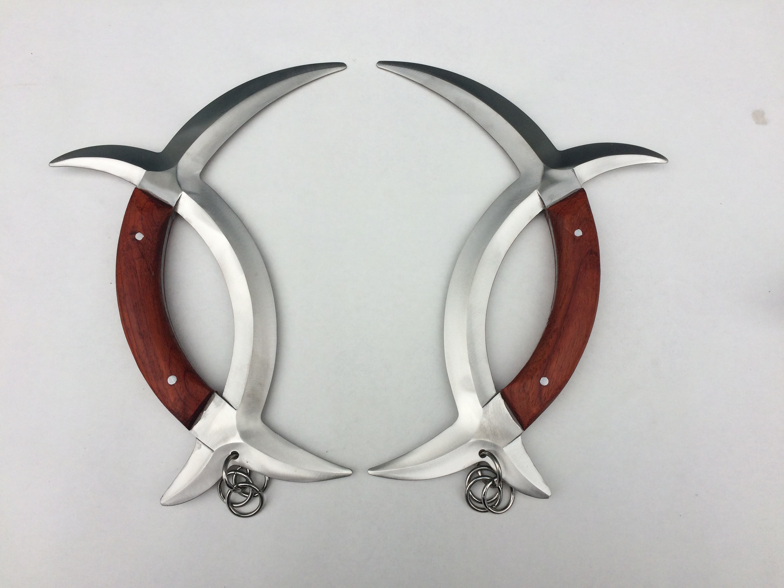 鸡爪子午鸳鸯钺是童林用的兵器,八卦门董海川所创,是一种独具特色的