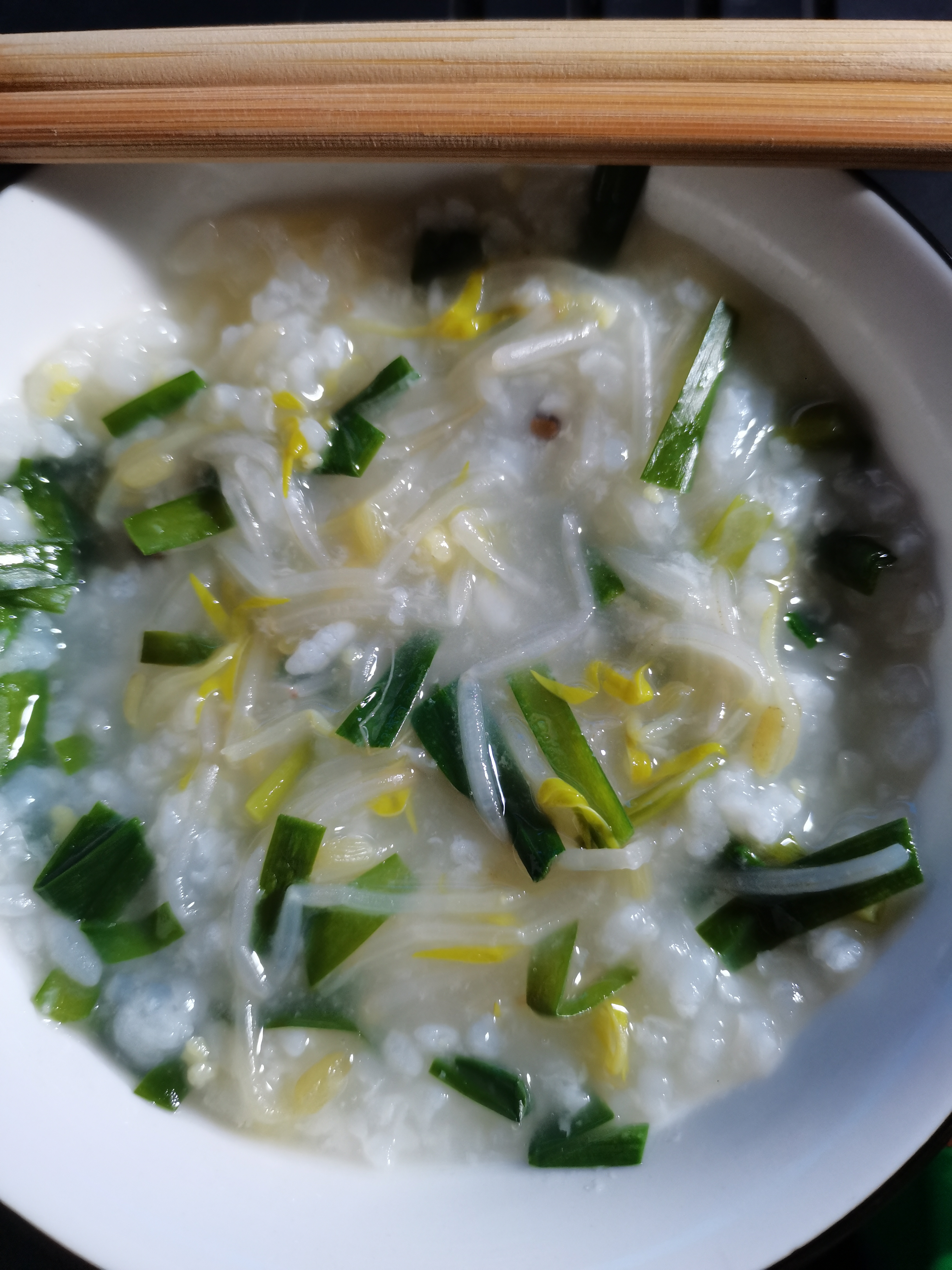 晚餐分享,韭菜豆芽稀饭. 中午没做完剩下的豆芽和韭菜,不浪费. 没有按