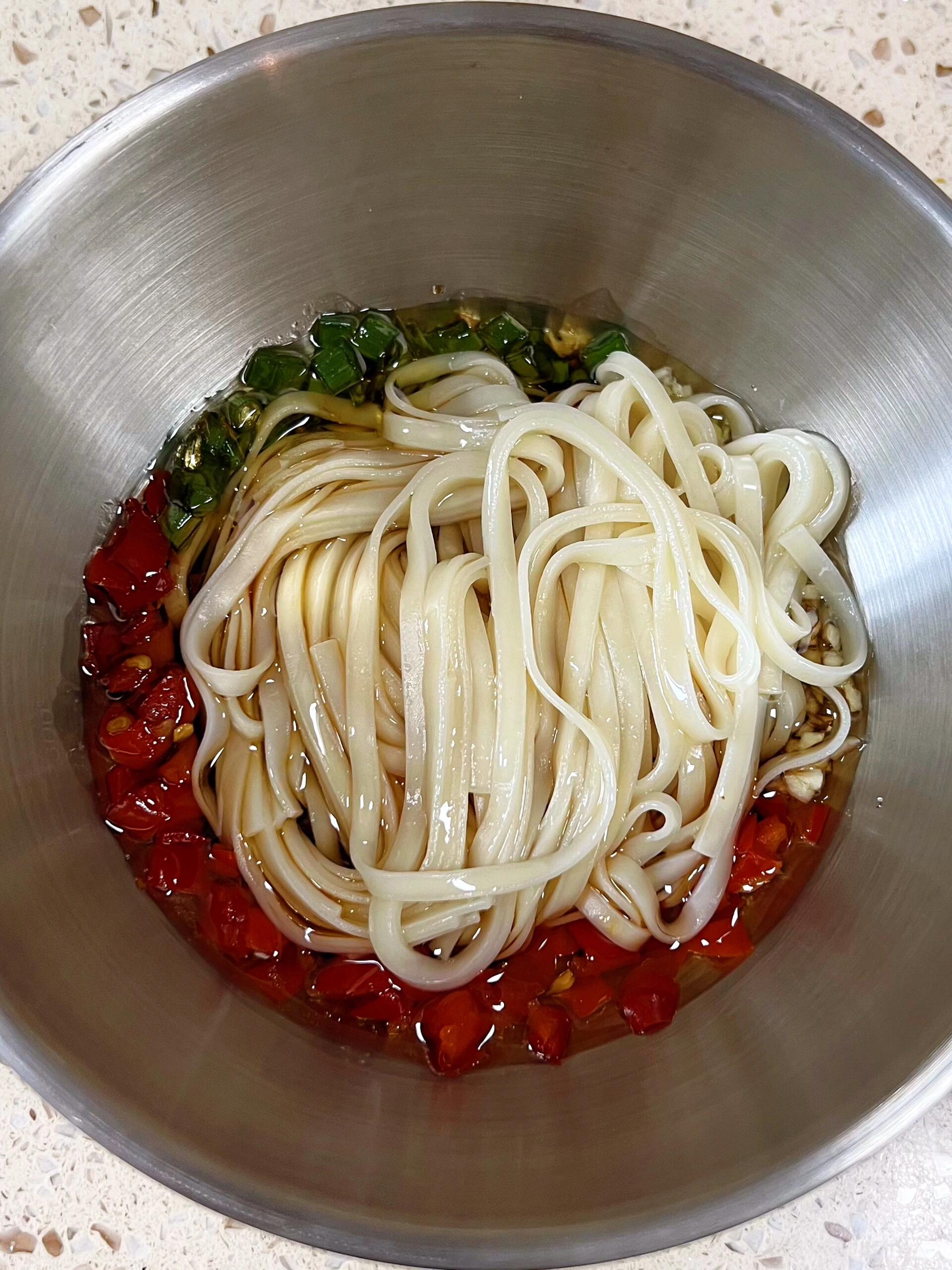 两大勺剁椒,淋入热油,加两勺生抽,一勺老抽,半勺蚝油,用勺子吃面条
