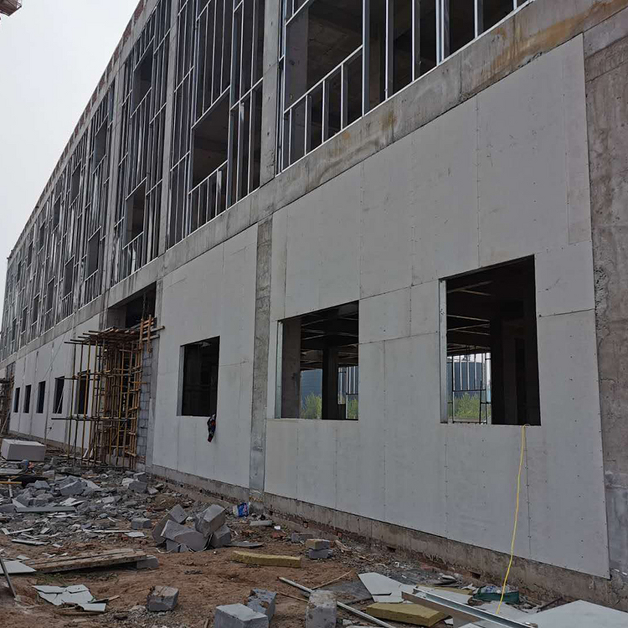 纤维增强水泥板泄爆墙施工涉及准备,定位,安装连接件,水泥板安装,固定