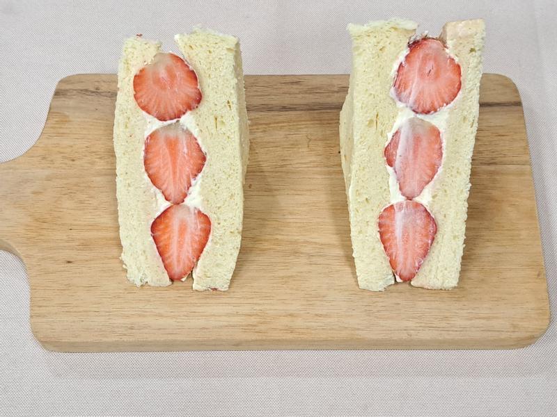 自制草莓三明治,软嫩多汁,一口咬下,清凉从口腔蔓延至全身