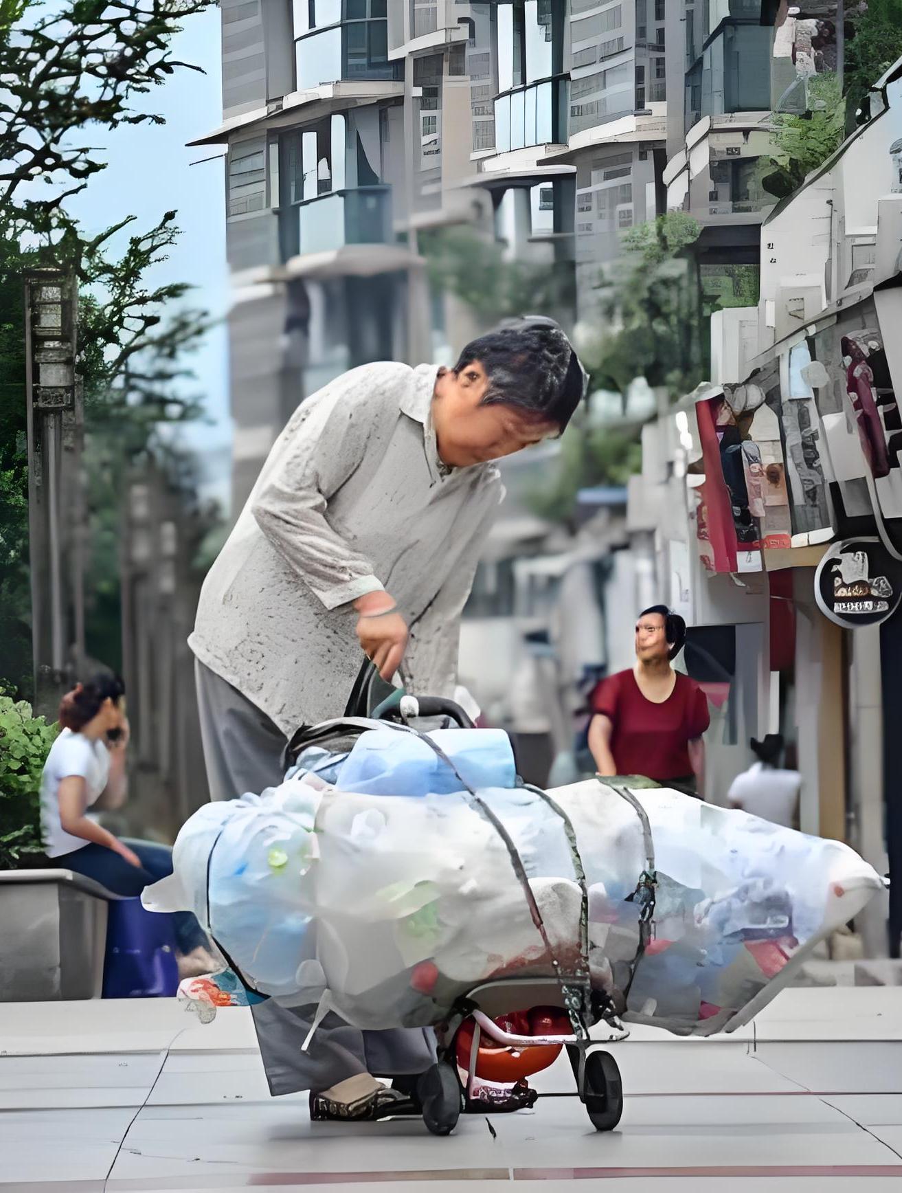 母子俩,捡破烂为生却笑对生活!