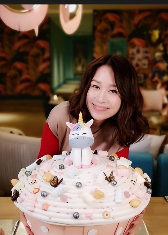 邝文珣49岁生日获老公送大束玫瑰,嫁富二代曾被当出气筒险离婚