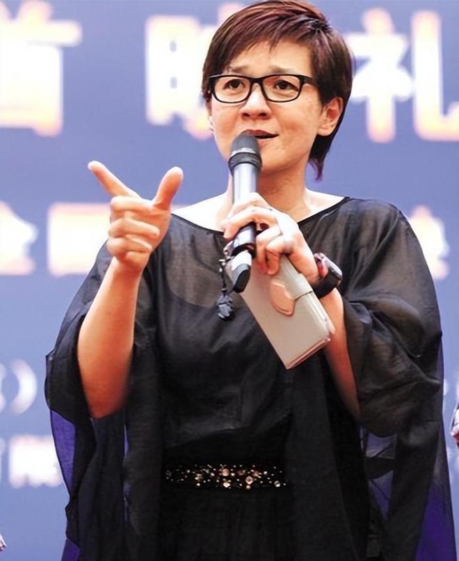 歌手在演唱会,会怕被砸鸡蛋吗?网友:你看看柯以敏的就知道了!