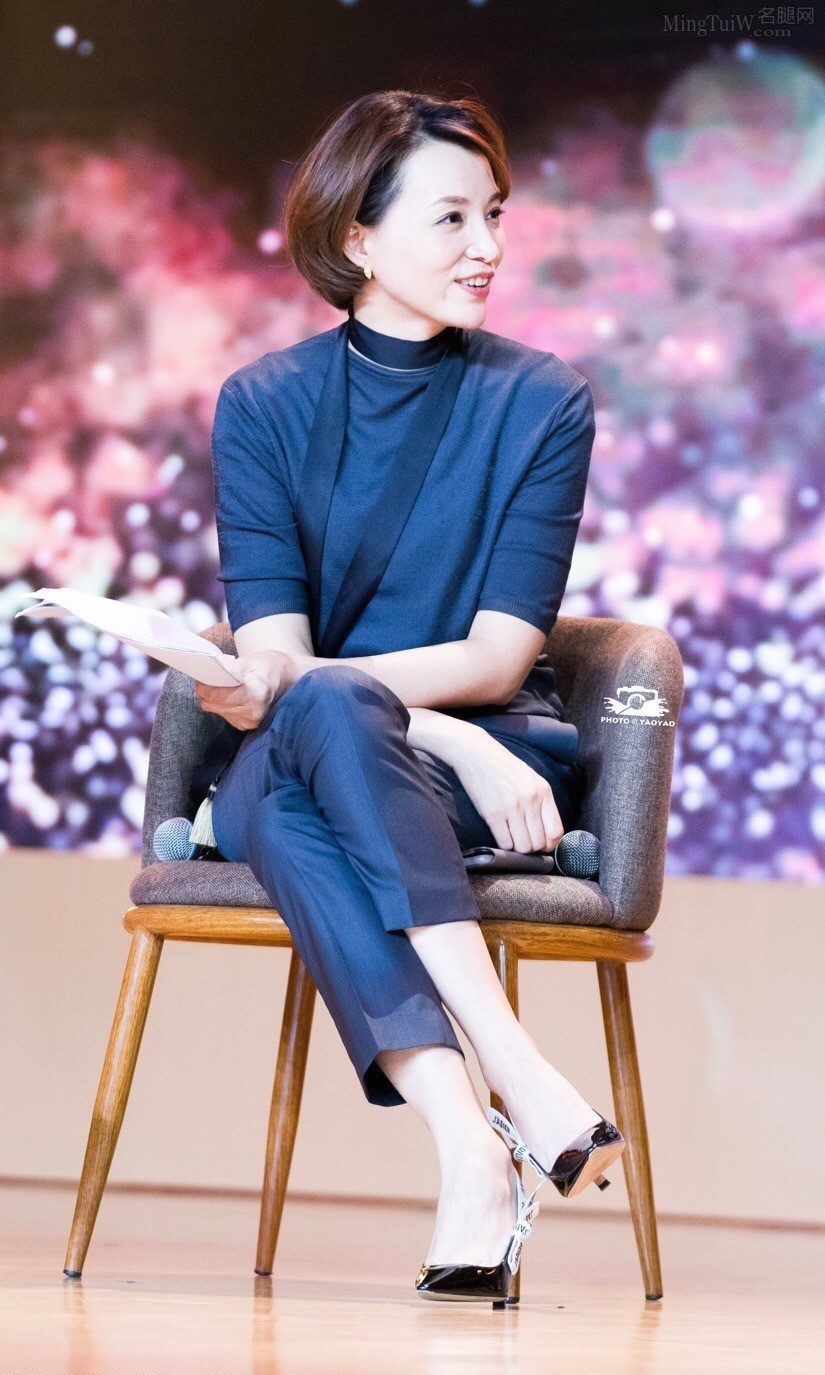 董卿脚踩尖头细高跟出席节目