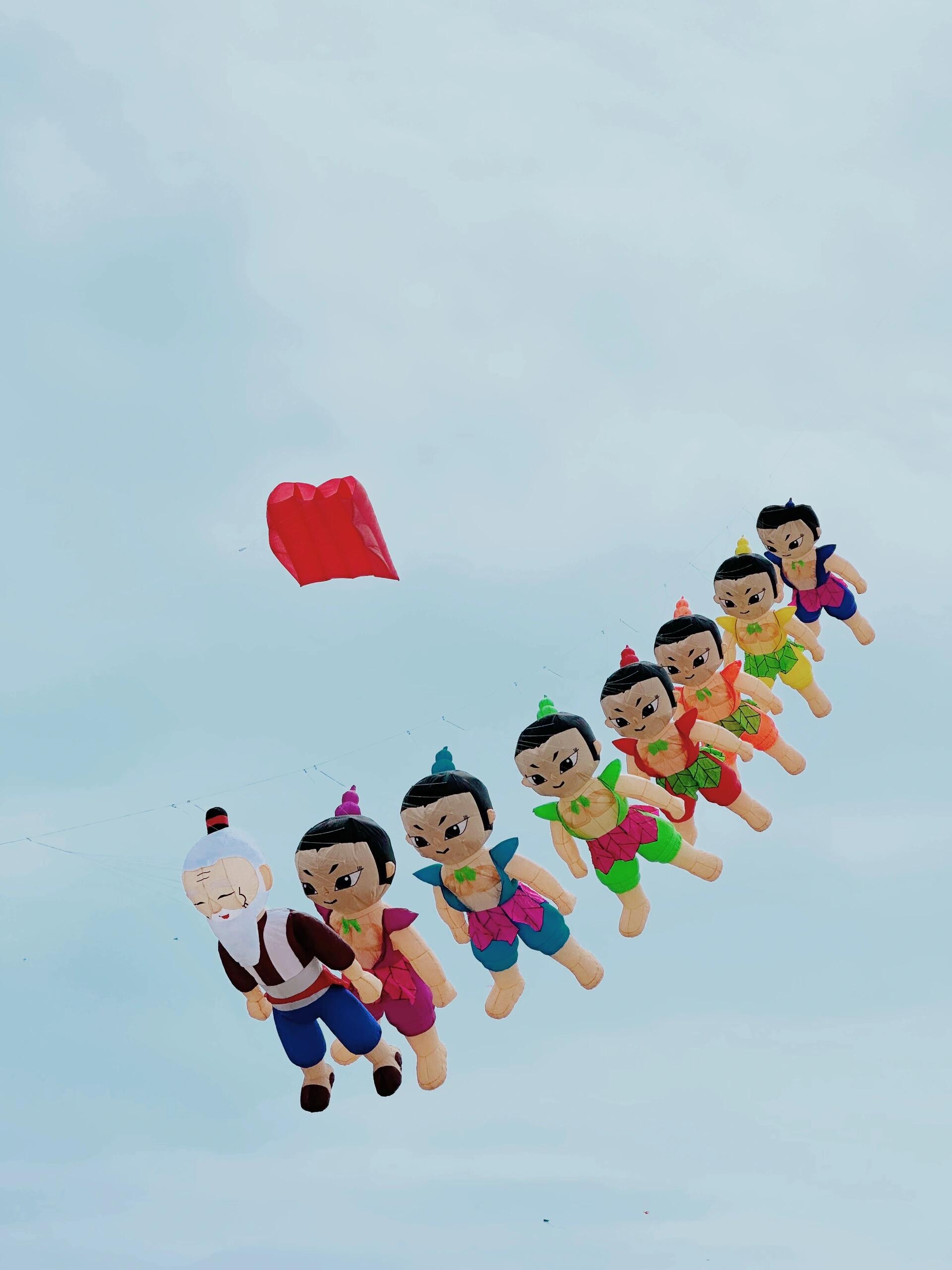 葫芦娃,葫芦娃,一根藤上七个瓜风吹雨打,都不怕,啦啦啦啦