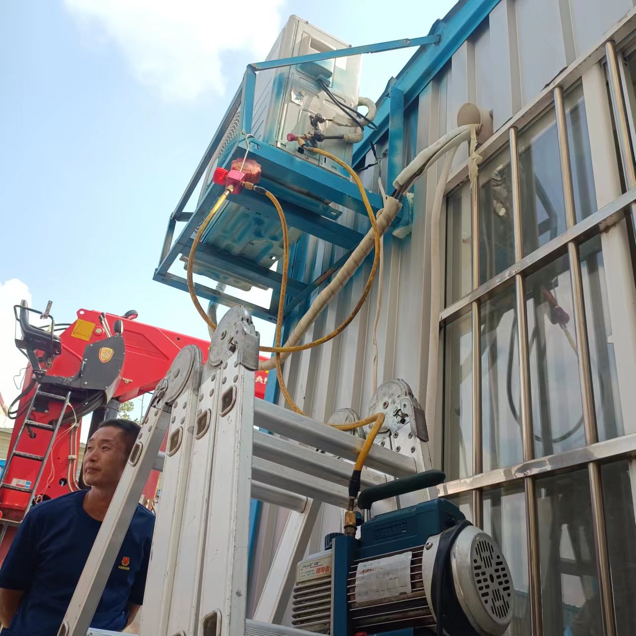 集装箱给老板修了一个空调,这个空调就是外机不工作,正在给他检测维修