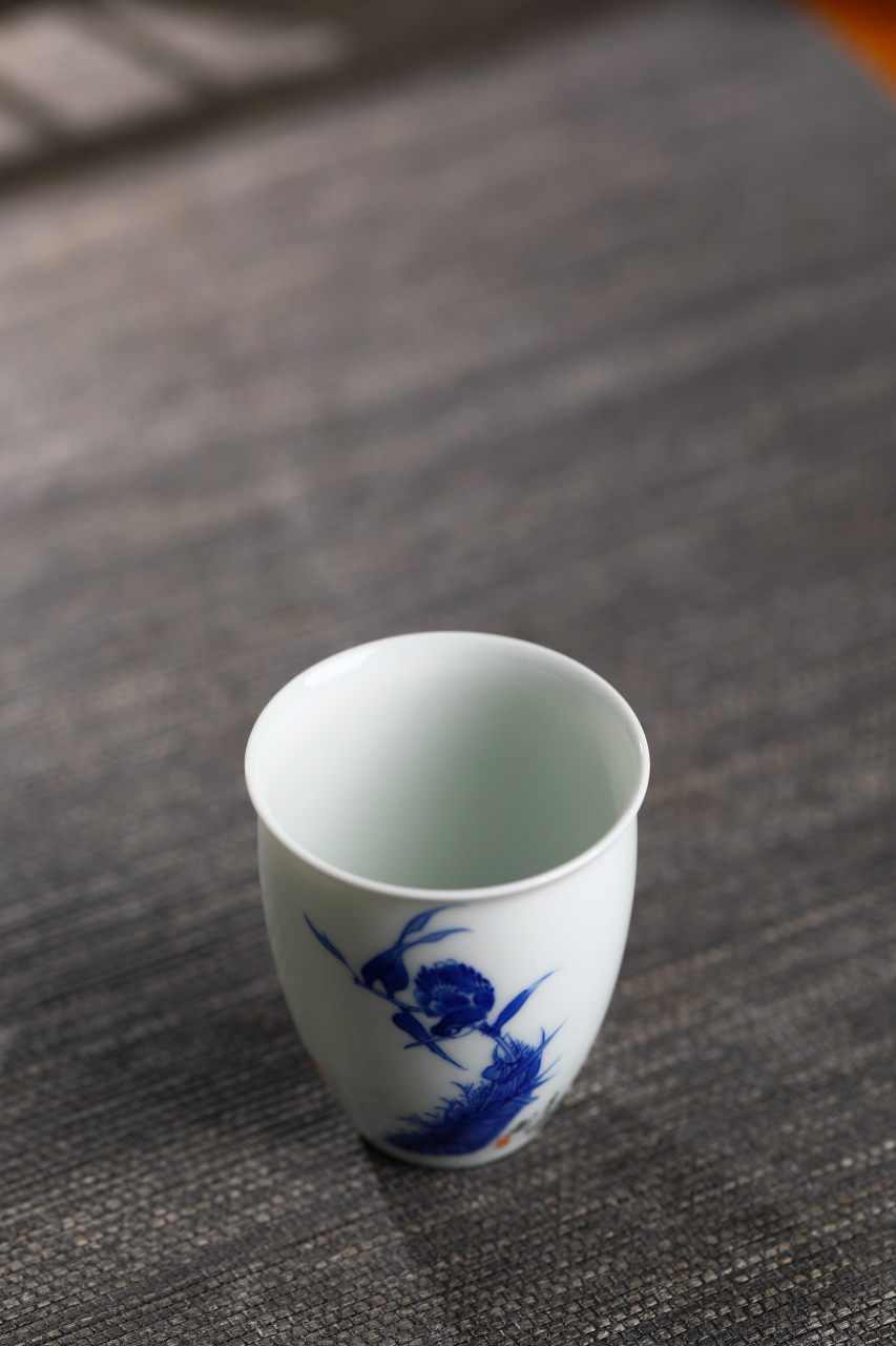 景德镇小桥窑.来钟珍藏和朱清联名款单翠锦鲤玉兰杯 口径5.2cm,高6.