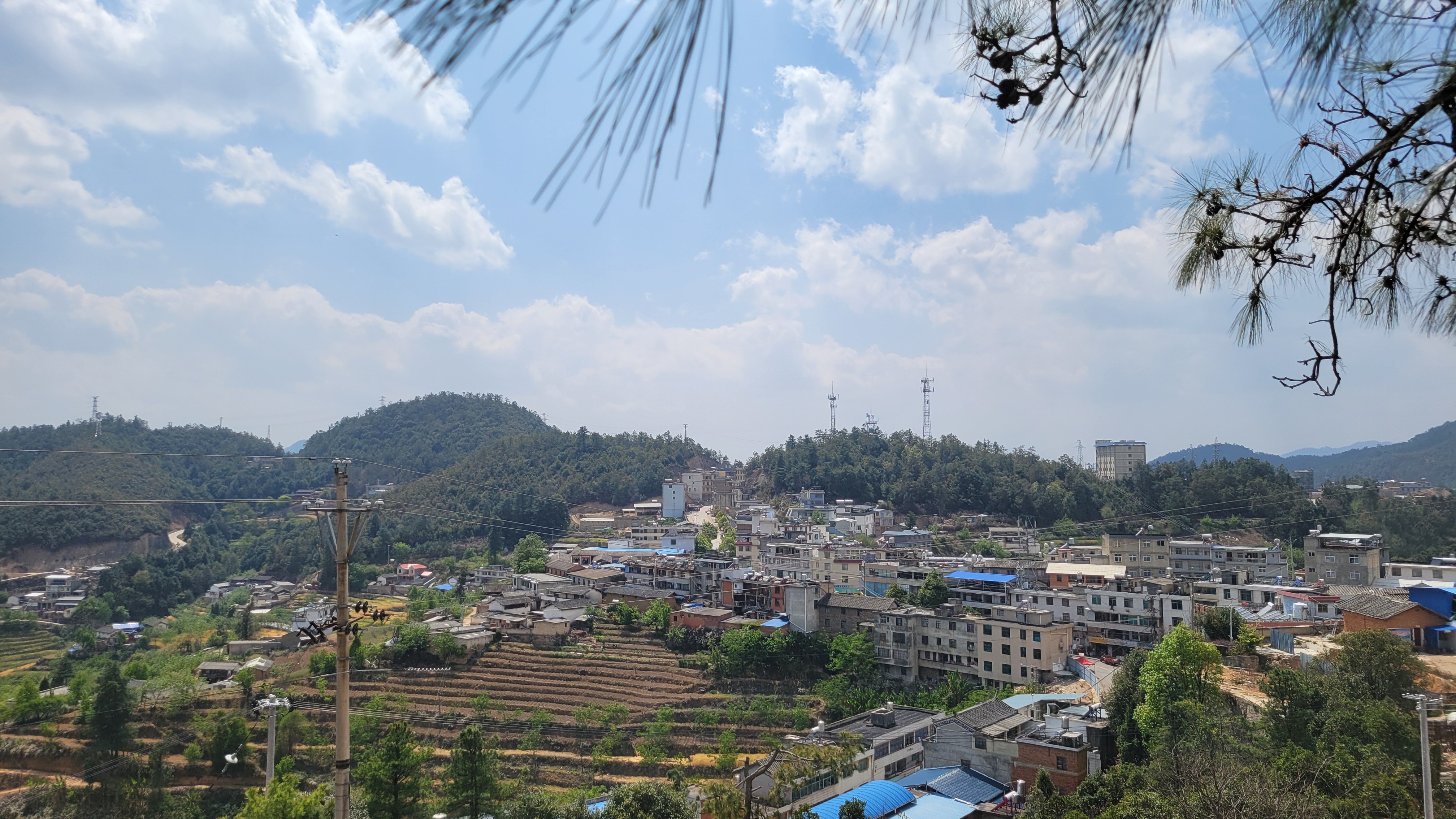 中山镇位于楚雄市西部,除西面与南华县马街镇隔礼社江相望外,周围均为