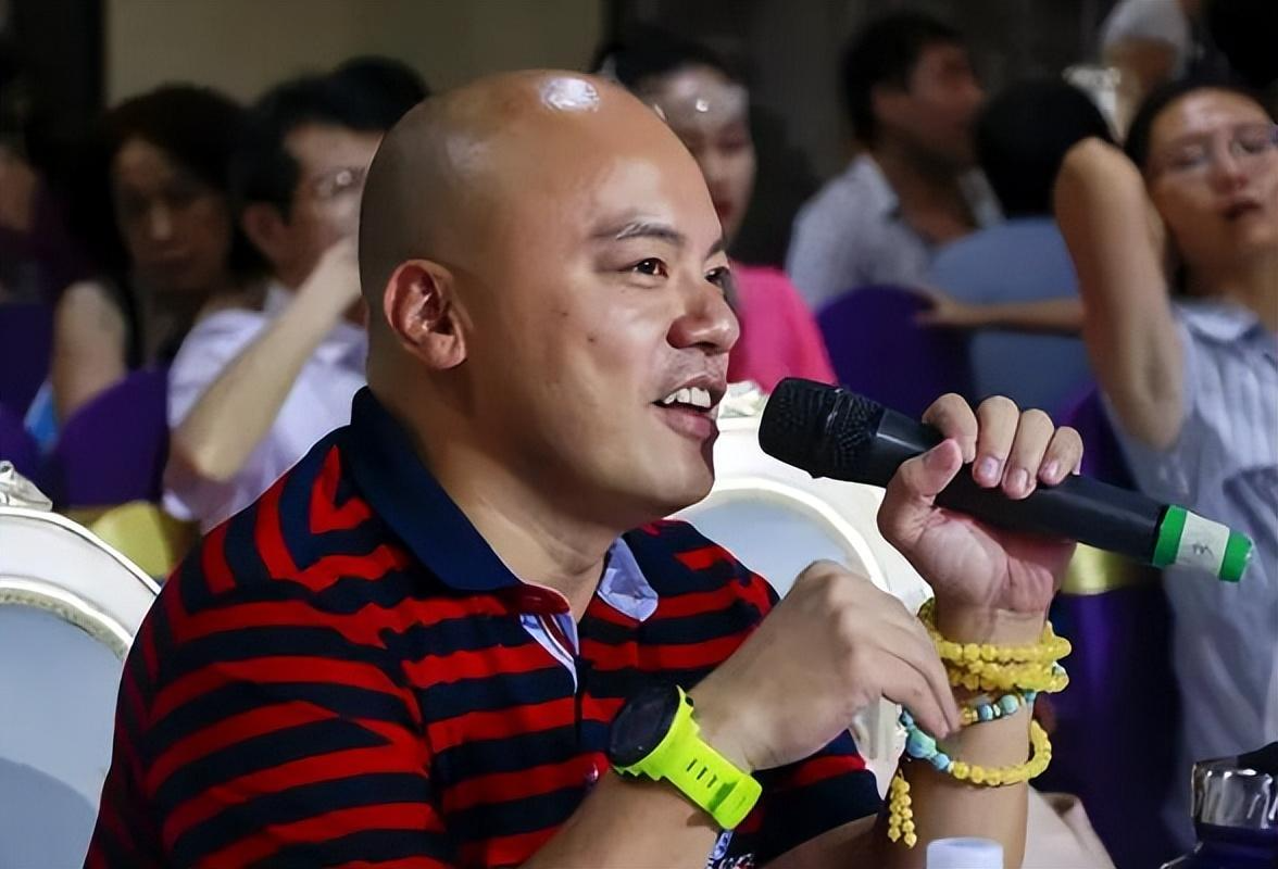 广东台主持卢俊宇的家庭悲喜剧,父母先后离世,与妻生育一对儿女