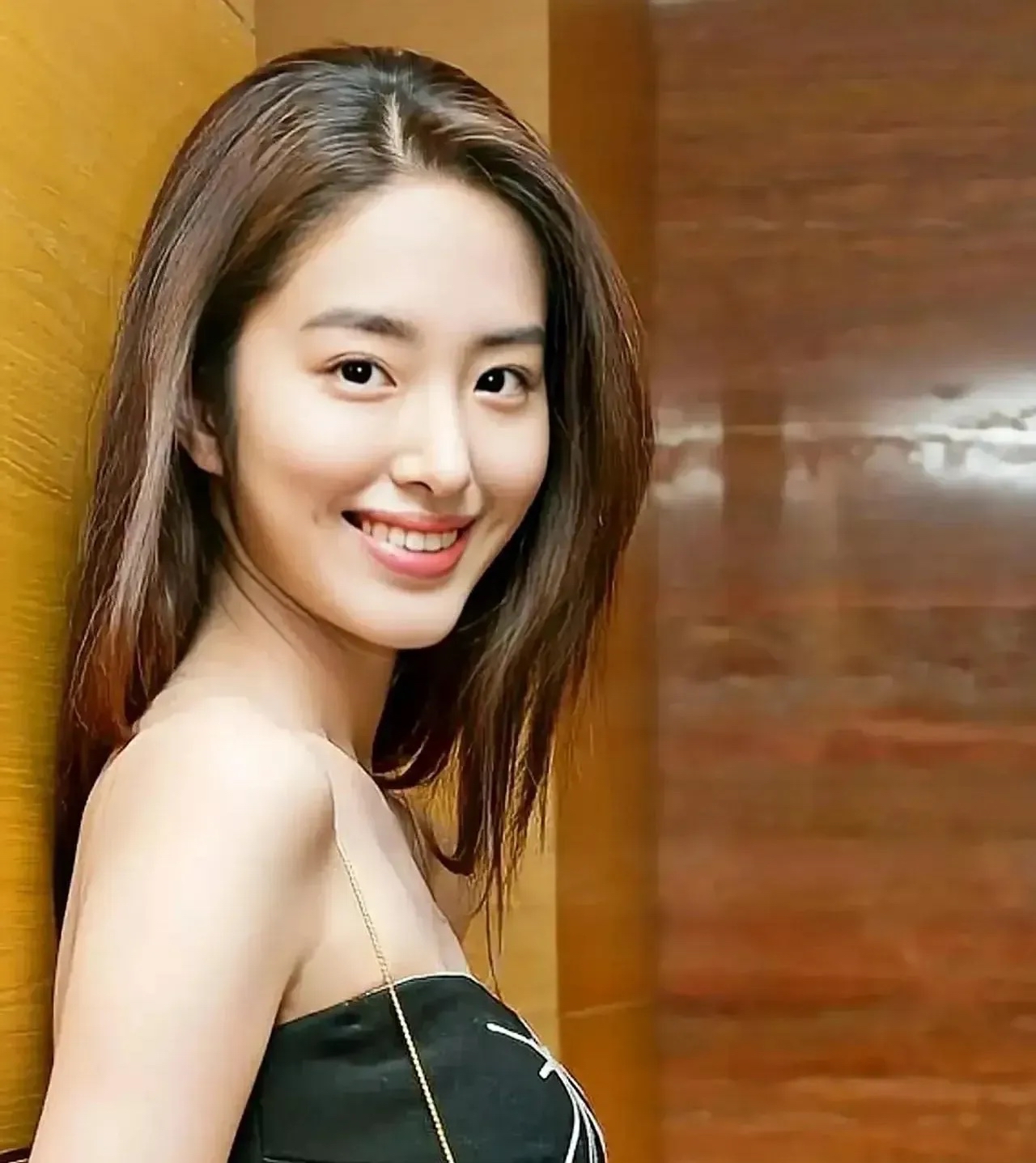 杨采钰的酒窝为她的美丽增色不少也成为了她个人魅力的一部分让