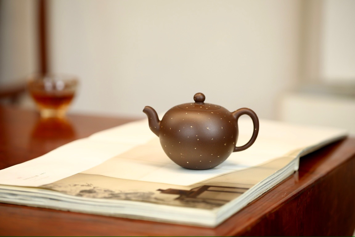 一粒珠·铺砂·全手工 容量220cc/极品文革紫泥 壶盖嵌一粒珠,独具