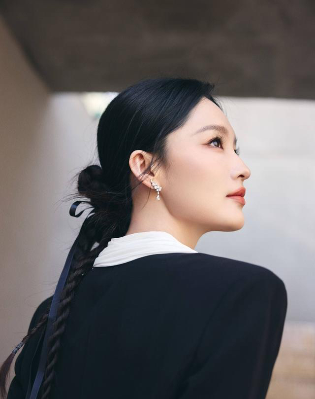 为自己的魅力加冕《追风者》李沁倾情演绎珠宝广告