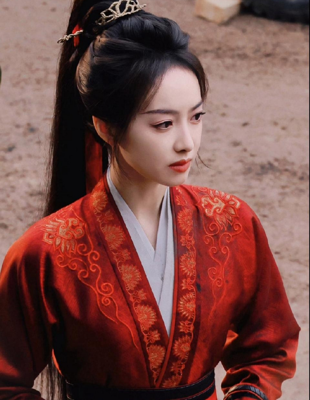 宋茜的红衣古装造型真好看,娇艳俏丽,又美又飒!