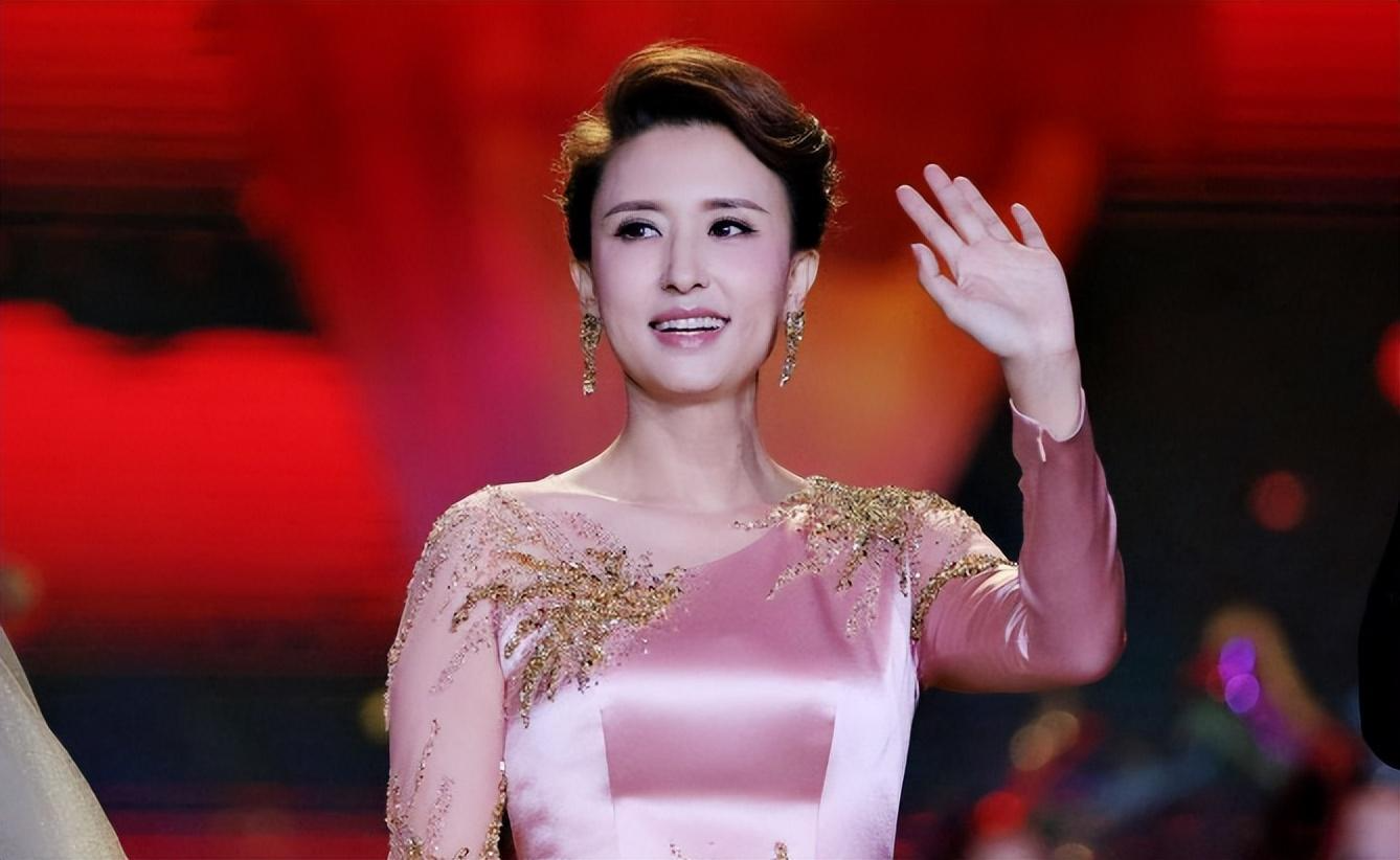 央视主持人张蕾嫁给70岁富翁?因自身成功引发负面舆论