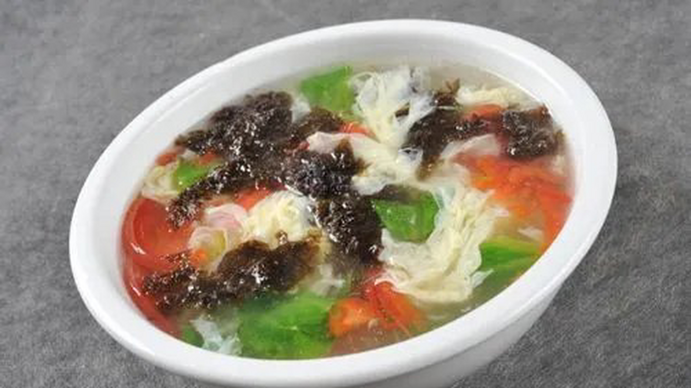 首先准备食材:西红柿150克,水发紫菜50克,鸡蛋1个,葱花少许.