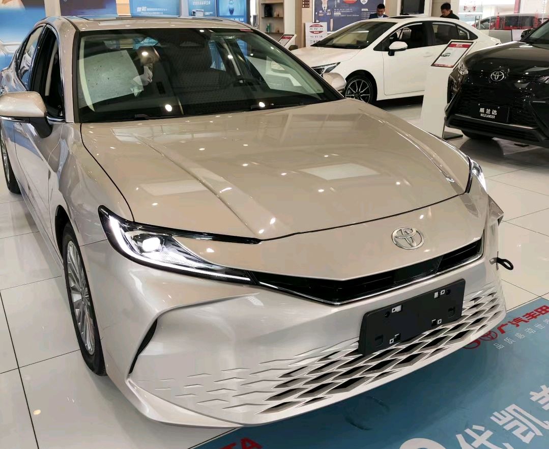 9代丰田凯美瑞:全新香槟金色漆面,演绎都市情怀