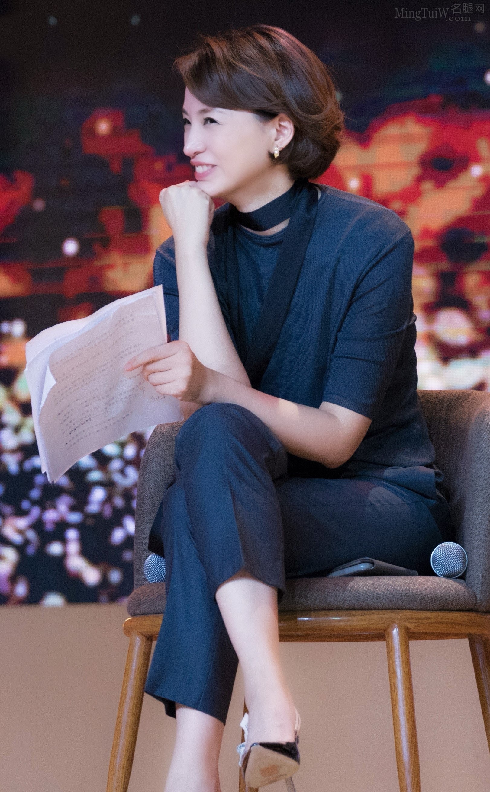 董卿脚踩尖头细高跟出席节目