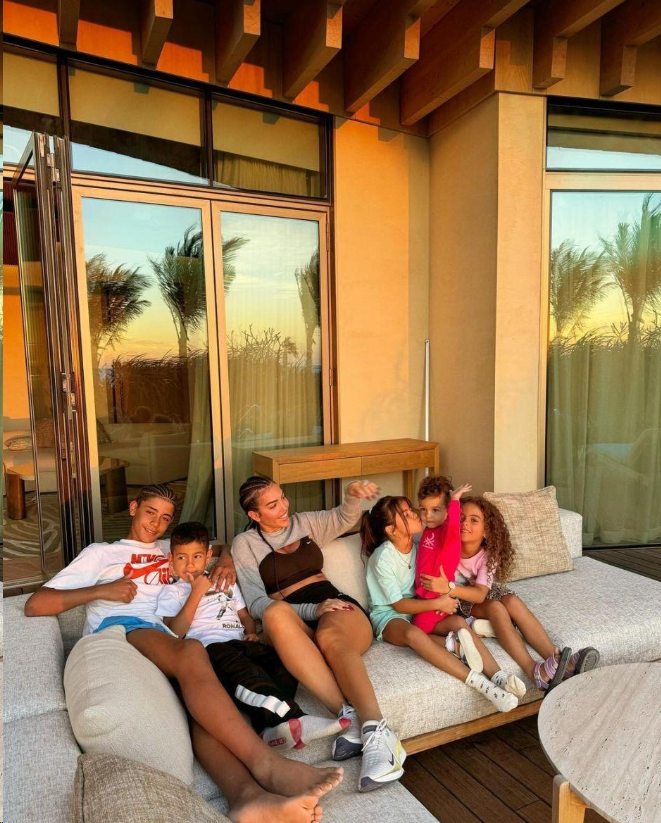 乔治娜带6岁龙凤胎健身房锻炼,儿子像c罗同行西班牙名媛背影惹眼