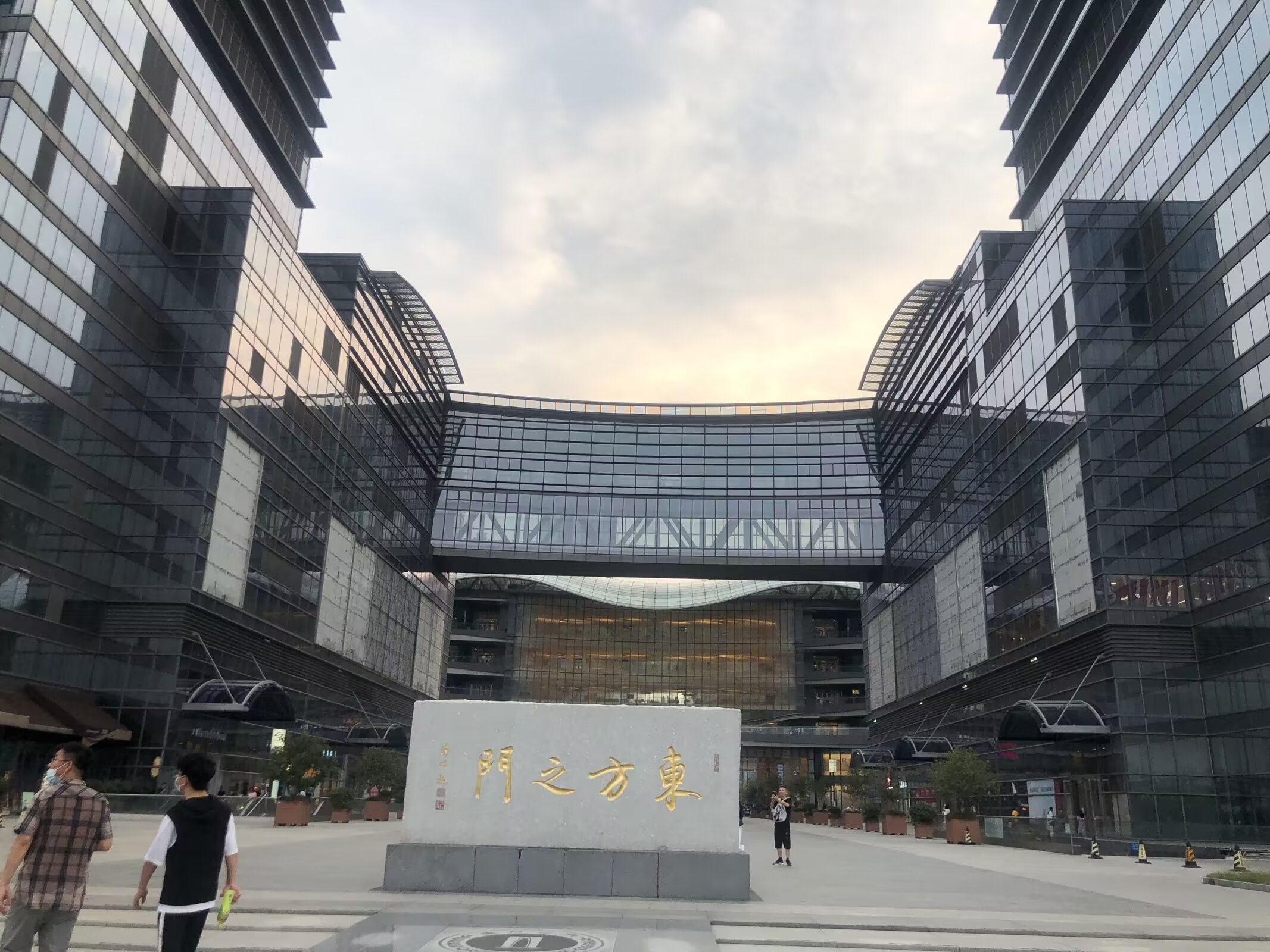 在生活中,话太多不一定是优点,但是在推销商品的时候