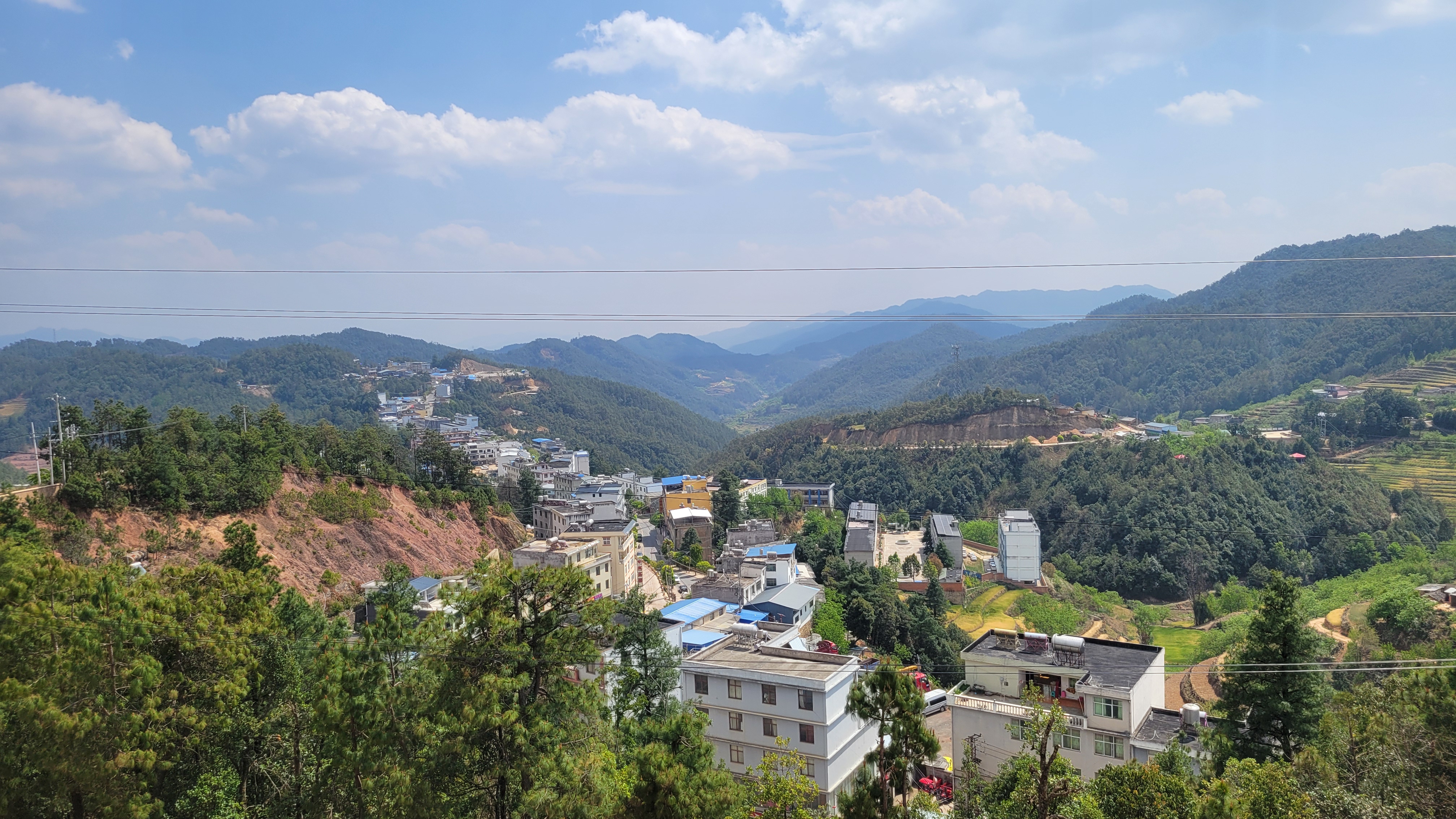 中山镇位于楚雄市西部,除西面与南华县马街镇隔礼社江相望外,周围均为