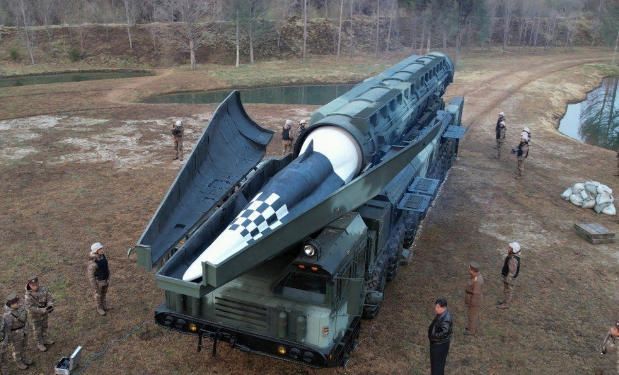 朝鲜高超音速导弹不如东风17紧凑流畅  近日,朝鲜成功试射了一枚火星